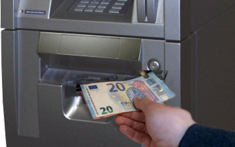 Versamento e prelievo bancomat